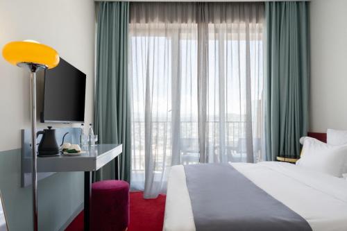 Postel nebo postele na pokoji v ubytování Tbilisi View Hotel