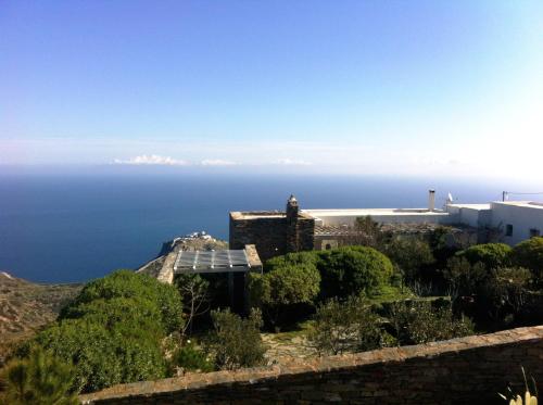 a house on a hill with the ocean in the background at Villa Kea in Kastrianí