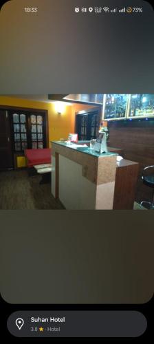 Una imagen de una habitación de hotel con un mostrador. en Suhan hotel, en Katmandú