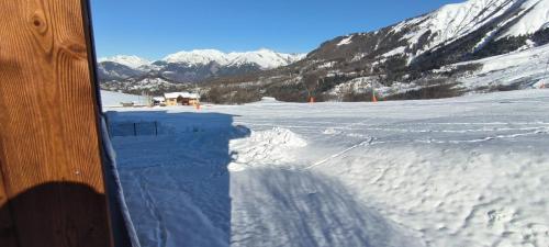 艾尔比蒙通Appartement au pied des pistes的享有雪覆盖的田野和雪覆盖的山峰的景色