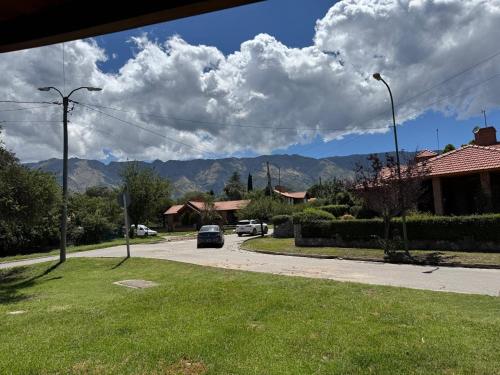 Ein Auto fährt eine Straße entlang, im Hintergrund sind Berge zu sehen. in der Unterkunft CASA PARA 6 PERSONAS MERLO SAN LUIS in Merlo