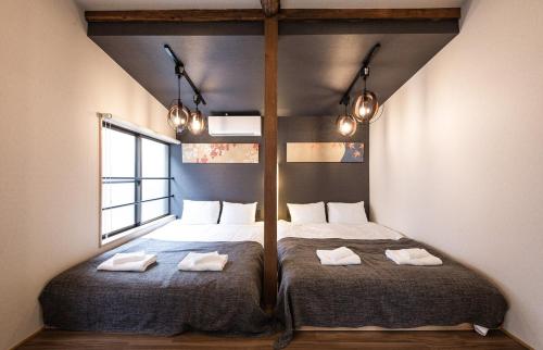 a bedroom with two twin beds in a room at The Villa Ebisu BLUE惠比寿駅徒步8分 静かな住宅地 in Tokyo