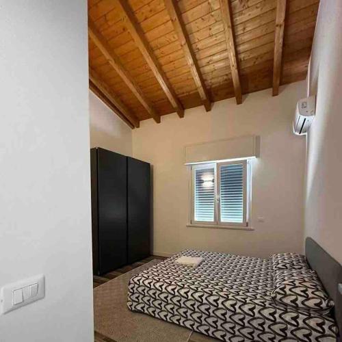 Cette chambre comprend un lit et une fenêtre. dans l'établissement Al Perlar Su, à Vérone