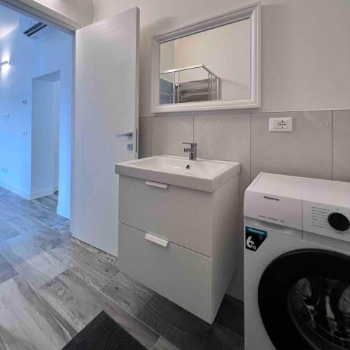 une salle de bain avec un lavabo et une machine à laver dans l'établissement Al Perlar Su, à Vérone