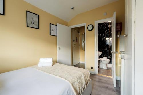 Letto o letti in una camera di Devonshire Terrace Studios