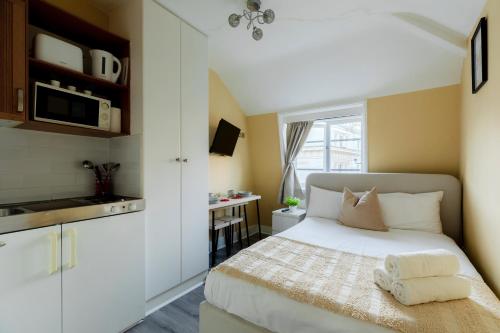 Letto o letti in una camera di Devonshire Terrace Studios