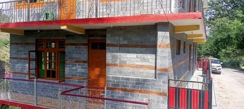 a building that is being constructed on a street at Thakur Niwas in Manāli