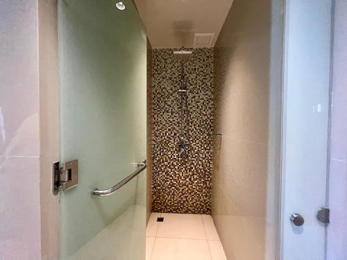 1Bedroom Apt with Rooftop Infinity Pool - The Base Height Phuketにあるバスルーム