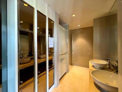 1Bedroom Apt with Rooftop Infinity Pool - The Base Height Phuketにあるバスルーム