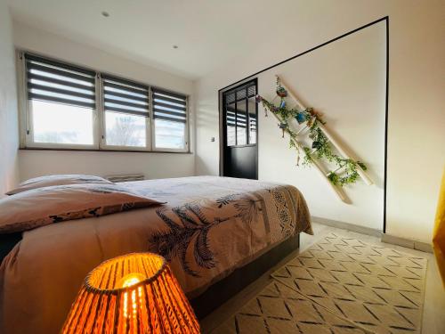 - une chambre dotée d'un lit avec une couronne sur le mur dans l'établissement La Brise Marine, à Calais