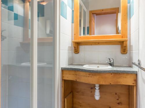 une salle de bain avec un lavabo et une douche dans l'établissement Appartement 3 pièces · 2 chambres · Piscine · Parking · Proche pistes - FR-1-181-2625, à La Plagne Tarentaise