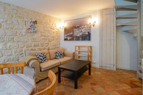 un salon avec un canapé et une table dans l'établissement Maison au coeur du Marais - II, à Paris