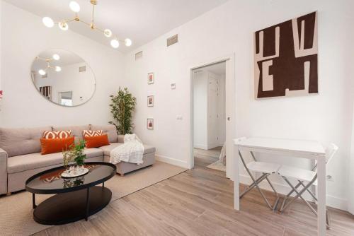 een woonkamer met een bank en een tafel bij Menaleka's House 7 in Málaga