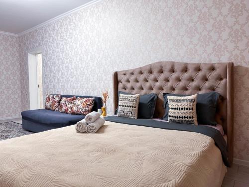 Ένα ή περισσότερα κρεβάτια σε δωμάτιο στο Уютная квартира для 6-х в 10 мин от Mega Park