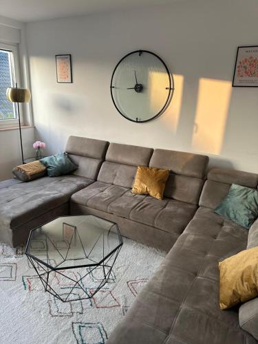 Vaste appartement avec parking gratuit, borne dispo et espace de travail