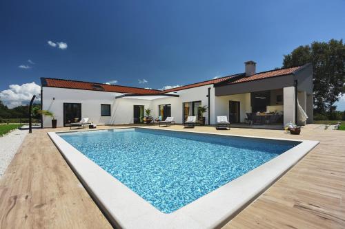 Villa Radola Residence only 3 km from beach for 6 people with private pool & large garden