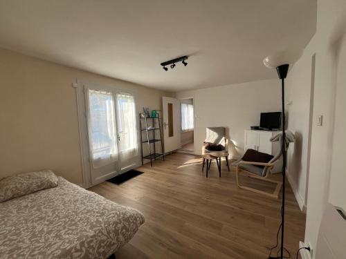Ένα ή περισσότερα κρεβάτια σε δωμάτιο στο Studio cosy avec borne de recharge