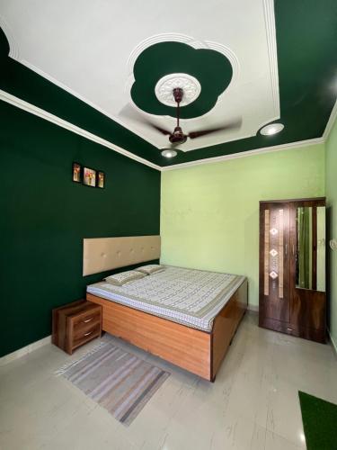 Postel nebo postele na pokoji v ubytování Anjali Home Stay