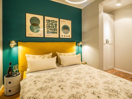 ein Schlafzimmer mit einem Bett mit einem gelben Kopfteil in der Unterkunft Swebenhus unnern - Appartement mit Charme in Plau am See