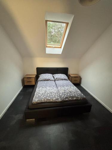 una cama en una habitación con ventana en Skrzynia, en Skrzynia