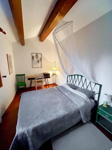 une chambre avec un grand lit et une table dans l'établissement 5 Min de la Plage - T4 avec Piscine & Tennis, à Propriano