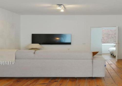 Foto Top Location - City Center 1BR with Stylish Decor 5