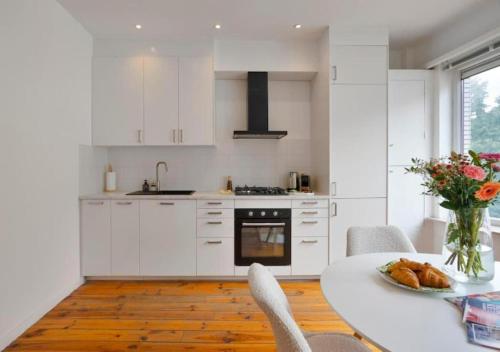 Foto Top Location - City Center 1BR with Stylish Decor 4