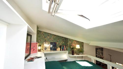 - un salon avec un canapé vert et un plafond dans l'établissement 08 Grand Loft near notre dame, à Paris