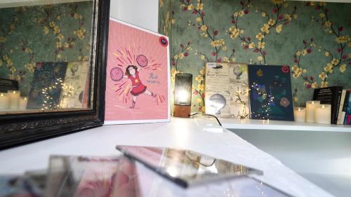 une table avec une photo et des bougies sur une étagère dans l'établissement 08 Grand Loft near notre dame, à Paris