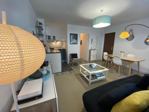 un salon avec un canapé et une table dans l'établissement Rance solidor ter, à Saint-Malo