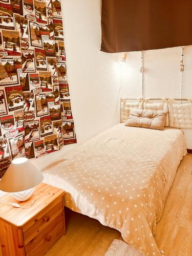 - une chambre avec un lit et un mur avec des photos dans l'établissement Le Haut Griou aux pieds sur les pistes, 8pers, cœur station, Le Lioran, à Laveissière