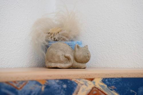 a figurine of a cat sitting on a shelf at Haus Peer Burgeis in Burgusio
