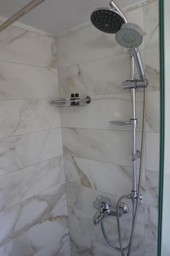 une douche avec pommeau de douche dans une salle de bain dans l'établissement (301) Sea And Sun Apartments Kardamili, à Kardamyli