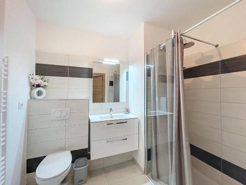 une salle de bain avec une douche, des toilettes et un lavabo dans l'établissement Charmant T3 dans une résidence neuve avec piscine, à Calvi