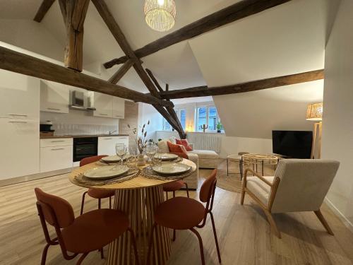 une cuisine et un salon avec une table et des chaises dans l'établissement Bali à Charleville-Mézières - Hypercentre à quelques pas de la Place Ducale - 4 personnes, à Charleville-Mézières