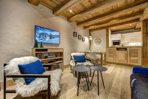 Il comprend un salon avec des chaises bleues et blanches et une cuisine. dans l'établissement Blaitiere 2 Apartment, à Chamonix-Mont-Blanc