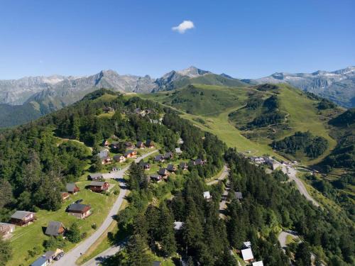 una vista aerea di un villaggio in montagna di Studio à Guzet Neige aux pieds des Pistes et de Ecole de Ski a Ustou