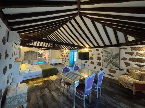 a bedroom with a bed and a table and chairs at Hacienda de Las Indias, La Habana in Granadilla de Abona