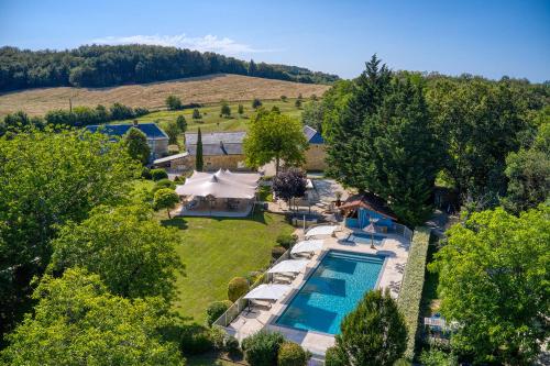 Elle offre une vue aérienne sur le domaine et dispose d'une piscine. dans l'établissement Les Crouquets La cabane SPA des Noyers, à Jayac