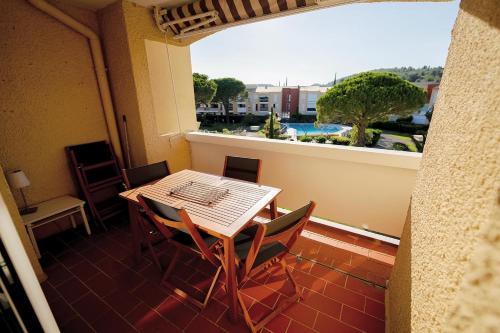 une table et des chaises sur un balcon avec vue dans l'établissement Superbe T3 pour 6 personnes, résidence calme avec piscine, à Cassis