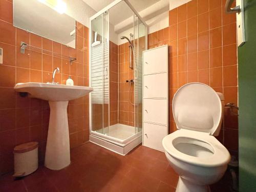 une salle de bain avec toilettes, lavabo et douche dans l'établissement Appart 4pers - vue imprenable, à Fitou