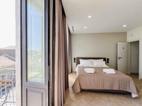 a bedroom with a bed with two towels on it at B&B Don Diego Pedara in Pedara