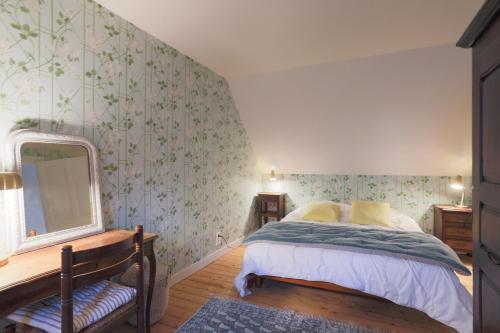 a bedroom with a bed and a large mirror at Belle Villa à 80m des plages in Trébeurden