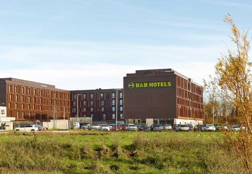 a large building with a berg houses sign on it at B&B HOTEL Marne-la-Vallée Val d'Europe in Serris