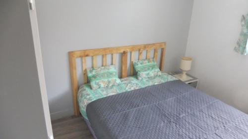 une chambre avec un lit avec une couette bleue dans l'établissement Eole, à Saint-Malo