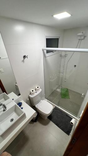 a bathroom with a shower and a toilet and a sink at Guarapari Bacutia Peracanga an9 in Guarapari