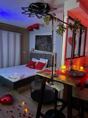 - une chambre avec un lit, un bureau et une table avec un miroir dans l'établissement Love room nantais, à Nantes