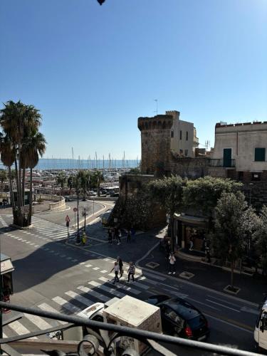 a view of a city street with cars and pedestrians at Vistadamare in Nettuno
