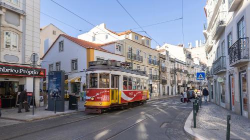Elegant City Stay in Graça by LovelyStay