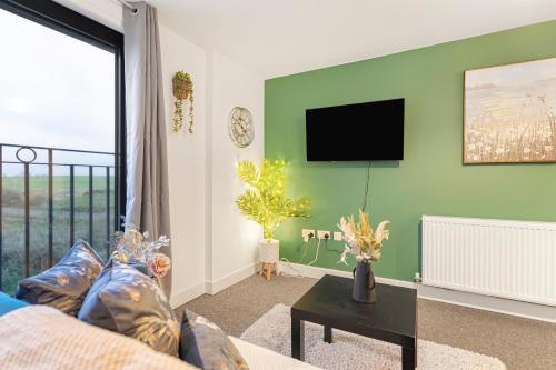 Μια τηλεόραση ή/και κέντρο ψυχαγωγίας στο One and Two Bed Apartments Slough near Heathrow